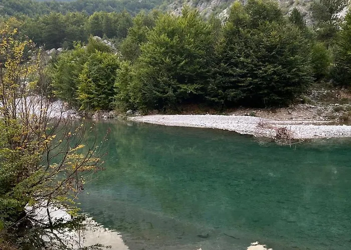 Bujtina Aroma E Malit ホテル 3*