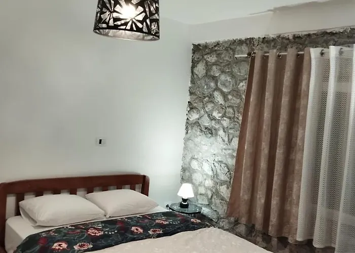 ホテル Bujtina Aroma E Malit ヴァルボナ